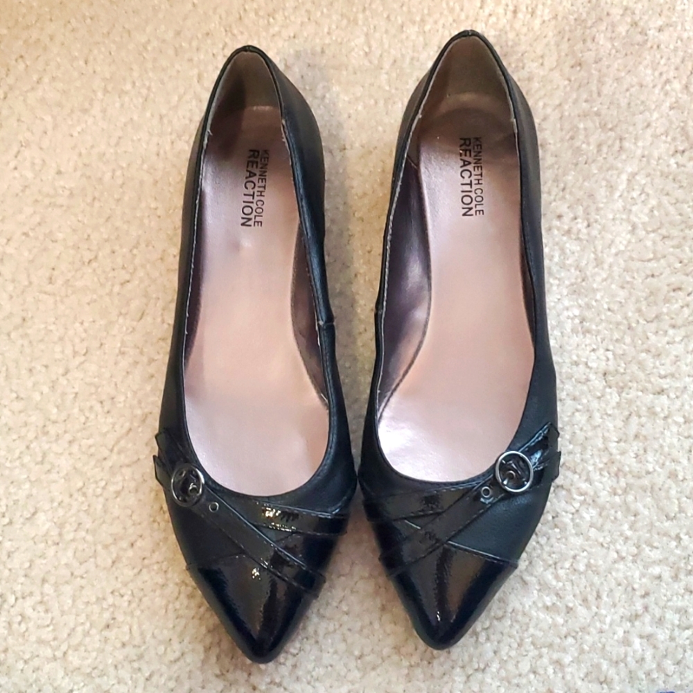Kenneth Cole Black pointed shoe. Size 7.5